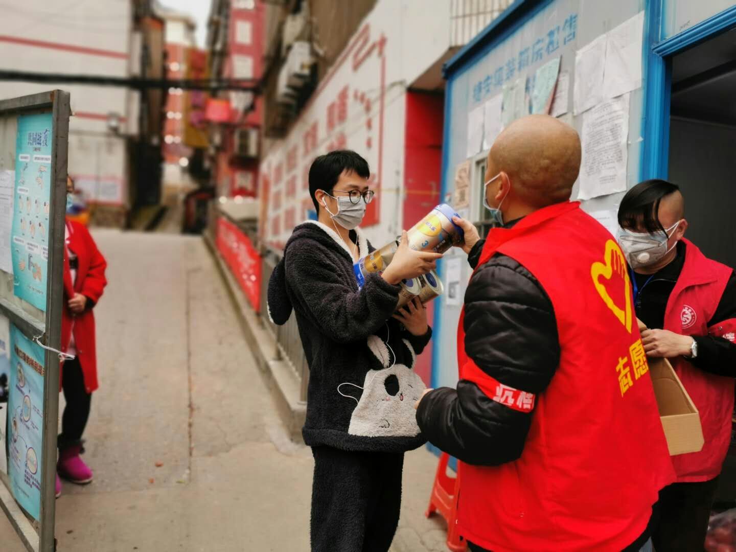 湖北-荊門公交集團-寧飛（社區(qū)義工服務，幫居民買奶粉）.jpg